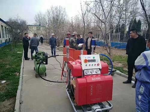 儲(chǔ)液罐內(nèi)部聚脲防腐 市場(chǎng)中哪個(gè)型號(hào)的噴涂機(jī)銷(圖1) 江蘇省客戶水池聚脲噴涂機(jī)防水現(xiàn)場(chǎng)施工拍攝