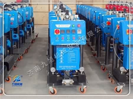 現(xiàn)代建筑工地為什么要用聚氨酯發(fā)泡設(shè)備(圖1) 聚氨酯發(fā)泡機(jī)